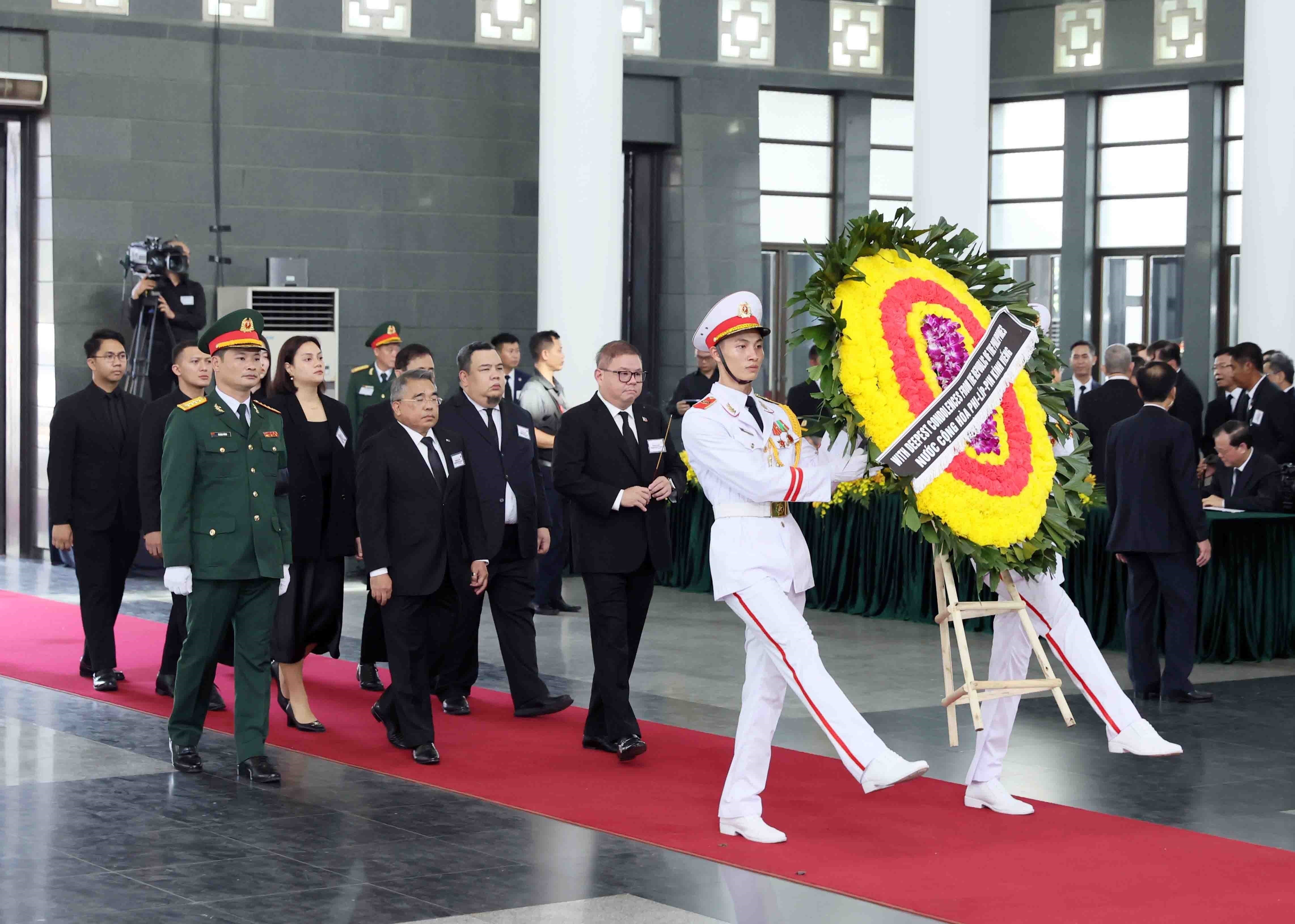 Lãnh đạo các cơ quan, bạn bè quốc tế và người dân viếng Tổng Bí thư Nguyễn Phú Trọng -0