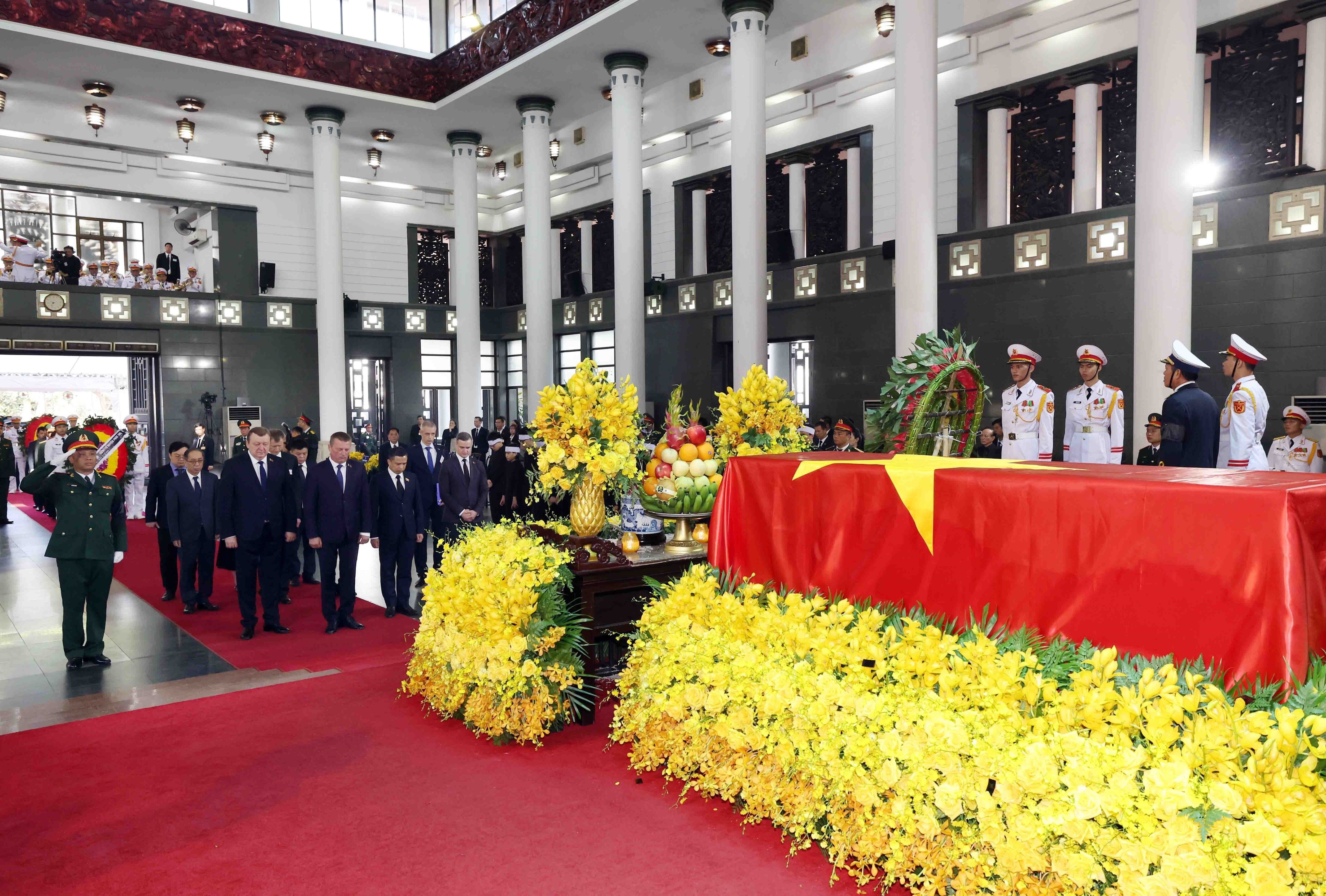 Lãnh đạo các cơ quan, bạn bè quốc tế và người dân viếng Tổng Bí thư Nguyễn Phú Trọng -0