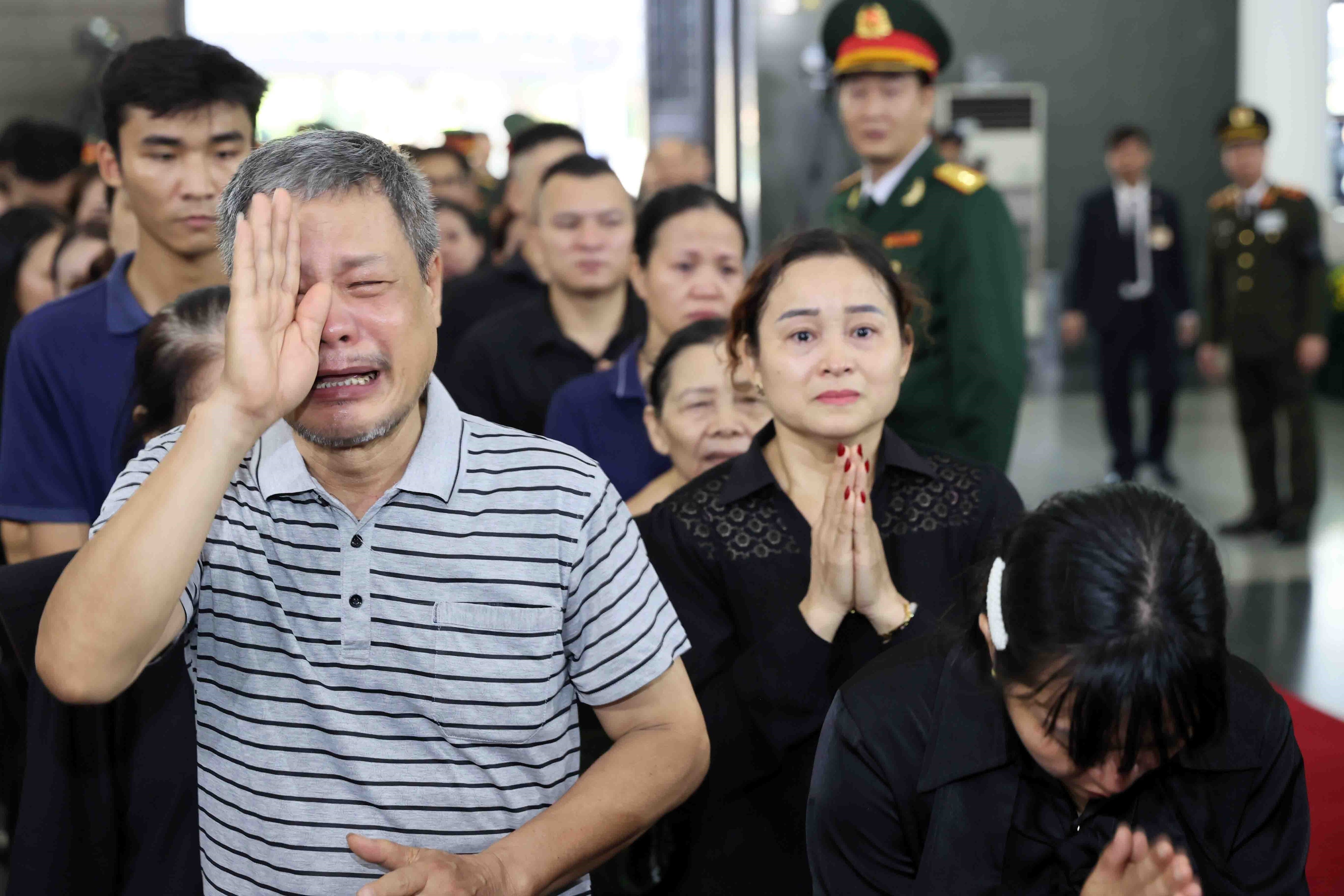 Lãnh đạo các cơ quan, bạn bè quốc tế và người dân viếng Tổng Bí thư Nguyễn Phú Trọng -0