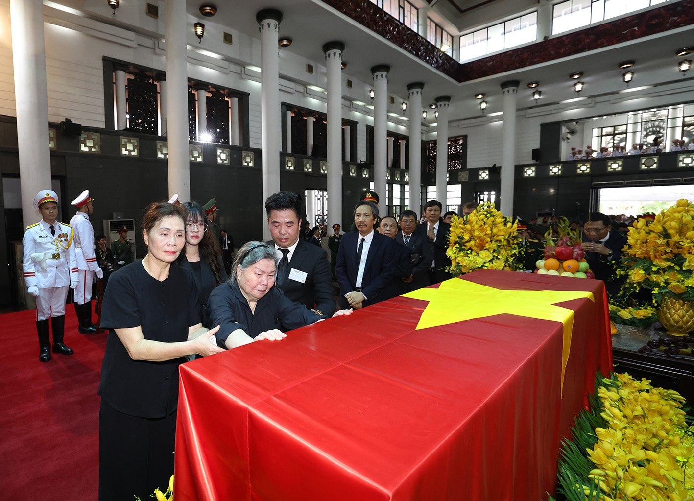 Lãnh đạo các cơ quan, bạn bè quốc tế và người dân viếng Tổng Bí thư Nguyễn Phú Trọng -0