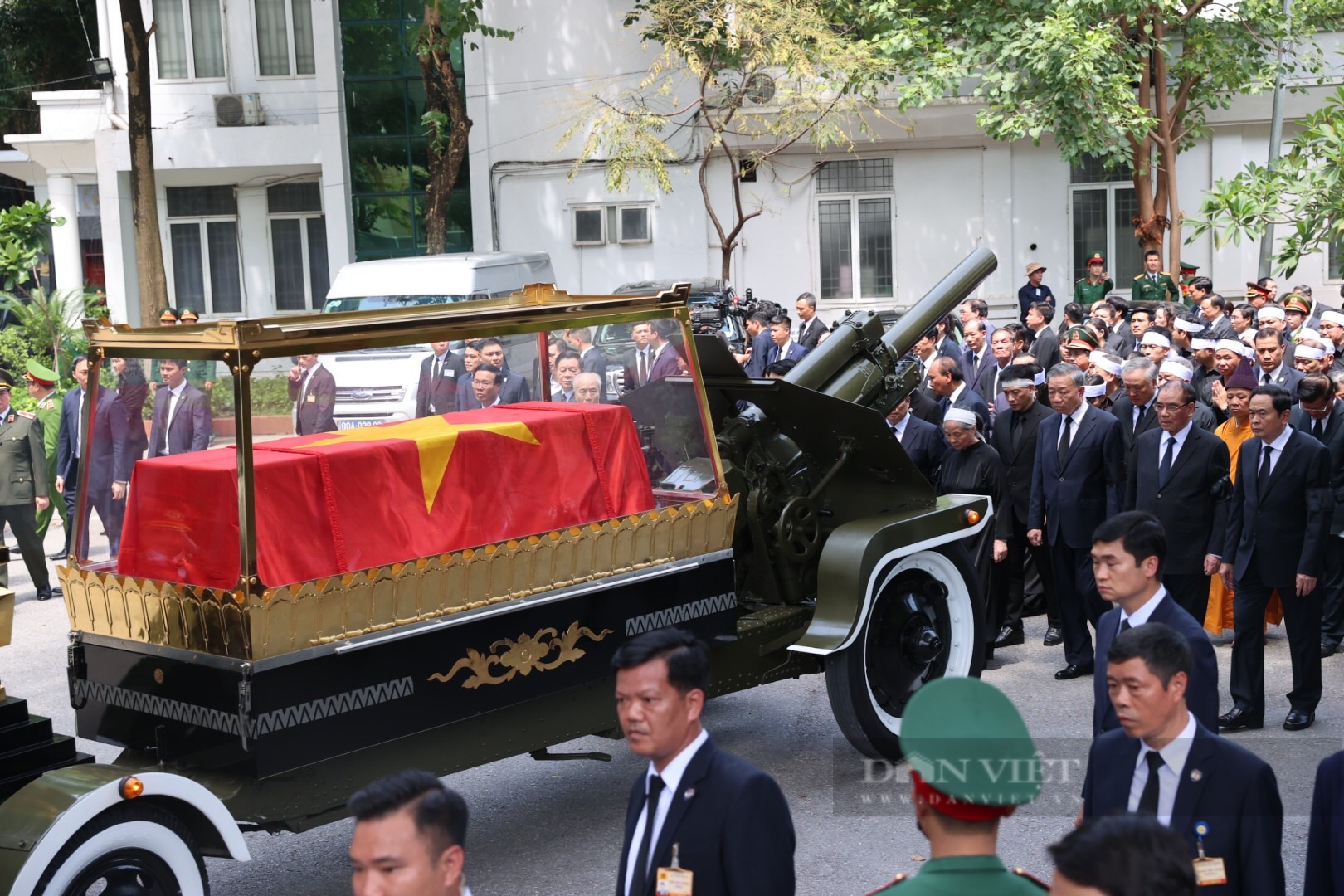 Toàn cảnh đoàn xe chở Linh cữu Tổng Bí thư Nguyễn Phú Trọng đi qua các tuyến phố Hà Nội- Ảnh 3.