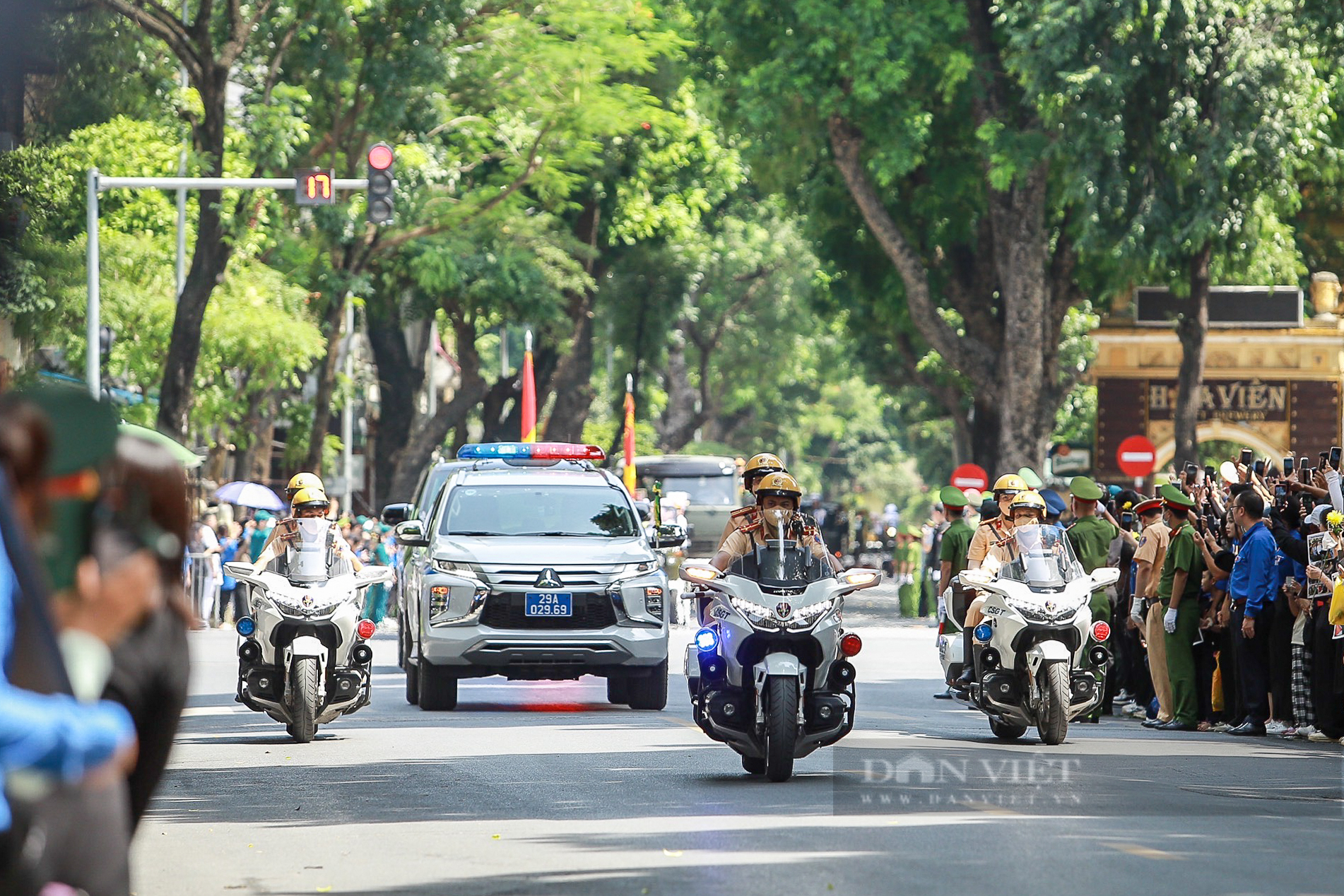 Toàn cảnh đoàn xe chở Linh cữu Tổng Bí thư Nguyễn Phú Trọng đi qua các tuyến phố Hà Nội- Ảnh 4.