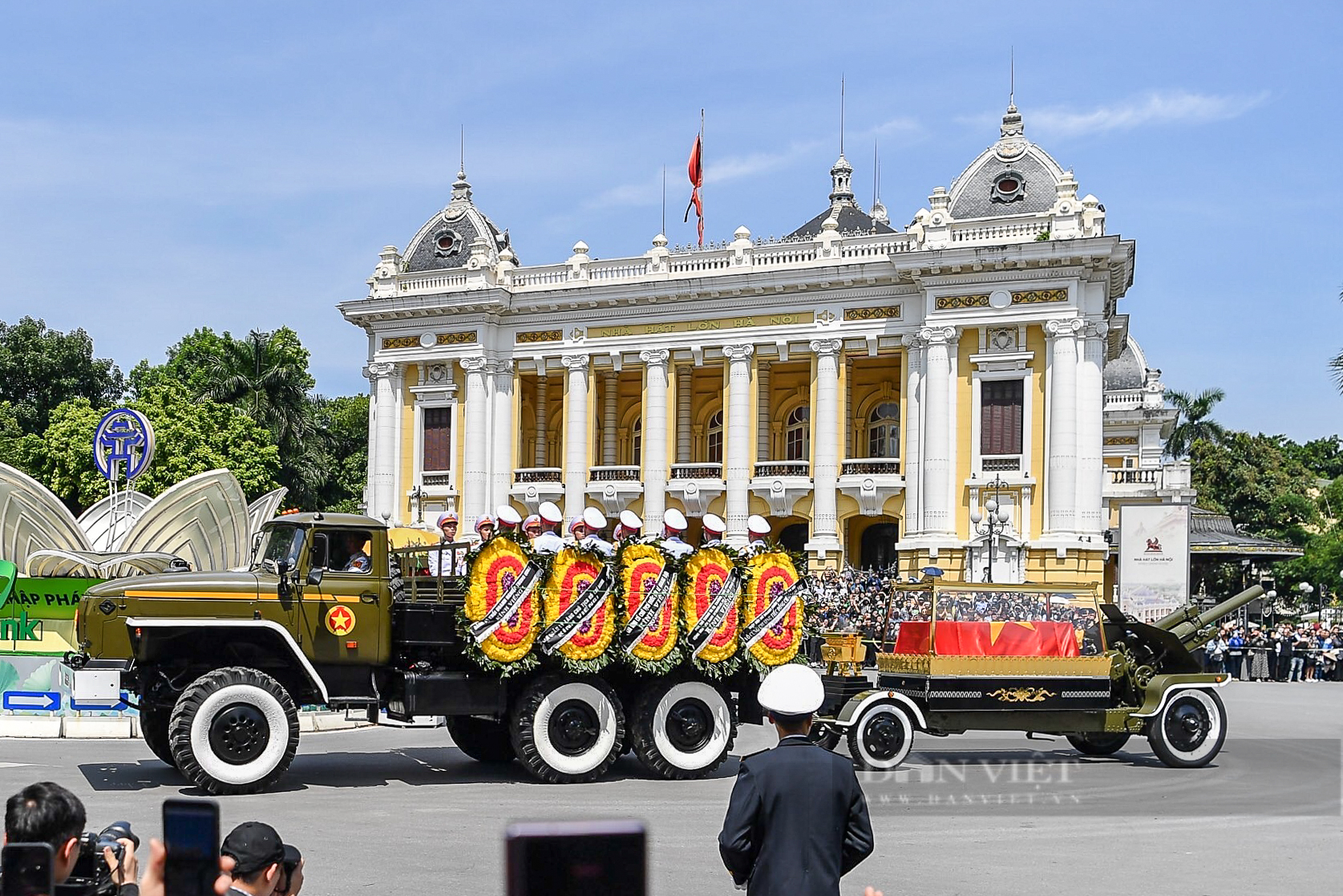 Toàn cảnh đoàn xe chở Linh cữu Tổng Bí thư Nguyễn Phú Trọng đi qua các tuyến phố Hà Nội- Ảnh 8.