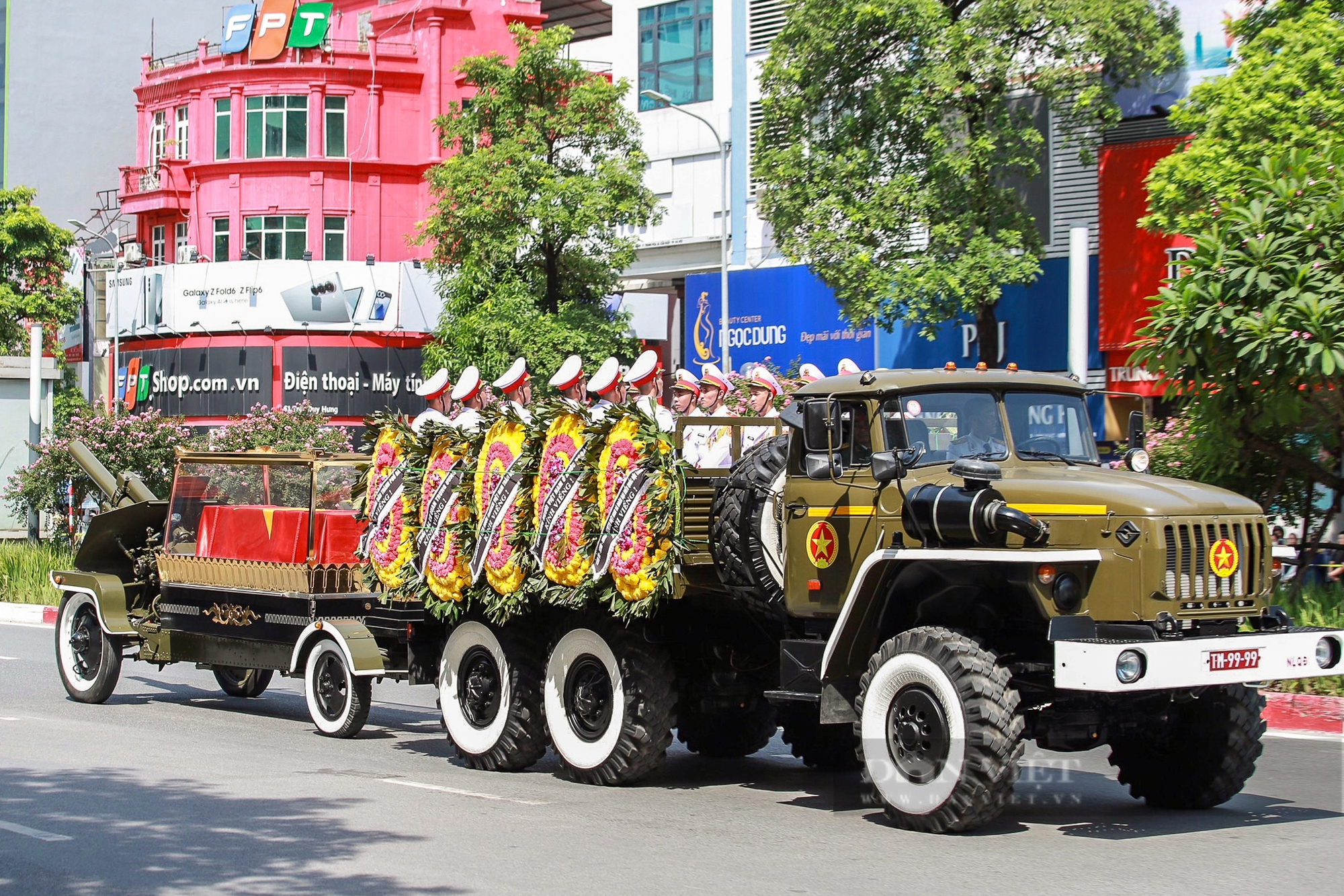 Toàn cảnh đoàn xe chở Linh cữu Tổng Bí thư Nguyễn Phú Trọng đi qua các tuyến phố Hà Nội- Ảnh 10.