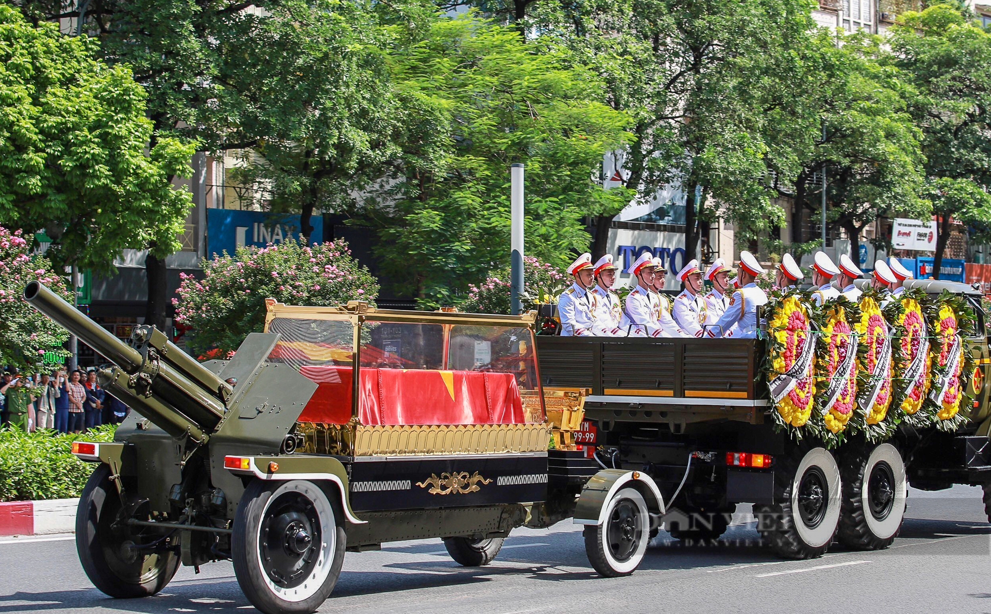 Toàn cảnh đoàn xe chở Linh cữu Tổng Bí thư Nguyễn Phú Trọng đi qua các tuyến phố Hà Nội- Ảnh 11.