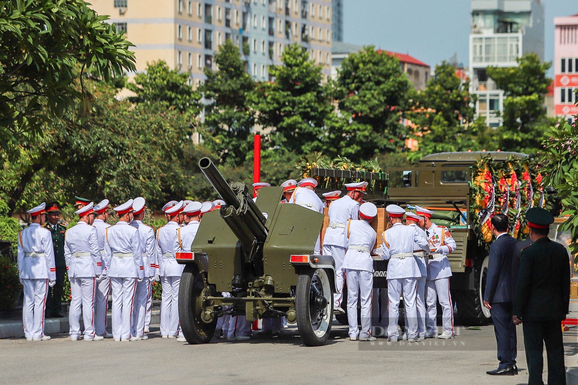 Toàn cảnh đoàn xe chở Linh cữu Tổng Bí thư Nguyễn Phú Trọng đi qua các tuyến phố Hà Nội- Ảnh 15.