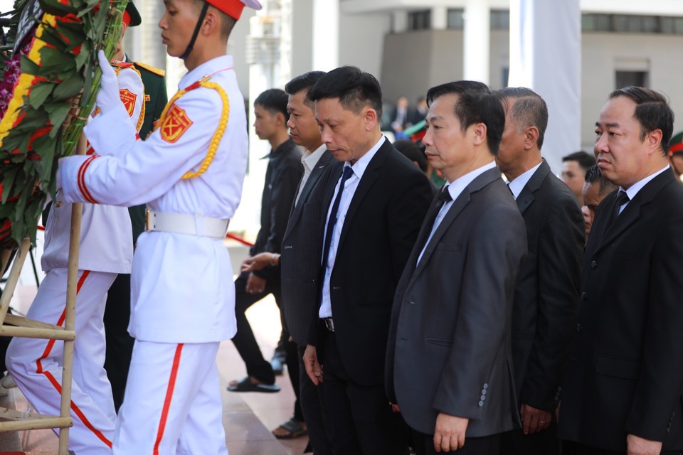 Cán bộ, phóng viên, nhân viên Báo Kinh tế & Đô thị bày tỏ lòng thành kính, tiếc thương Tổng Bí thư Nguyễn Phú Trọng - nhà lãnh đạo trọn đời vì nước vì dân. Ảnh: Thanh Hải