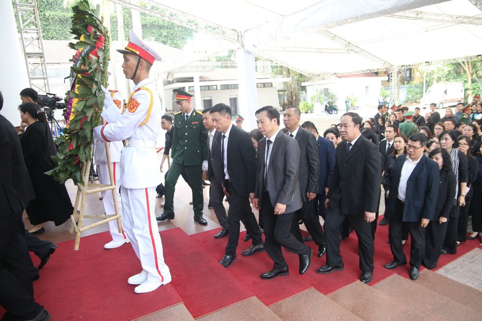 Đoàn cán bộ, phóng viên, người lao động Báo Kinh tế & Đô thị vào viếng Tổng Bí thư Nguyễn Phú Trọng tại Nhà tang lễ Quốc gia số 5 Trần Thánh Tông. Ảnh: Ngọc Tú