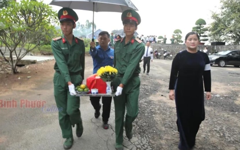 Phó Bí thư Tỉnh ủy, Chủ tịch UBND tỉnh Trần Tuệ Hiền đưa hài cốt các liệt sĩ ra phần mộ về với đất mẹ.