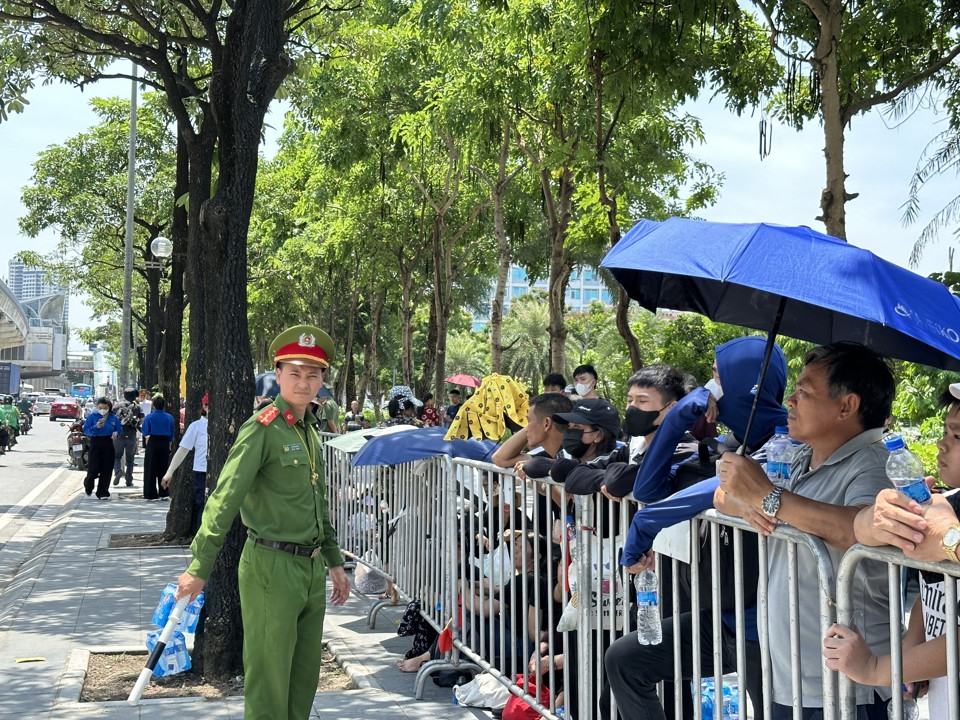 Người dân chờ tiễn biệt Tổng Bí thư Nguyễn Phú Trọng trên đường Lê Đức Thọ. Ảnh: Vân Nhi