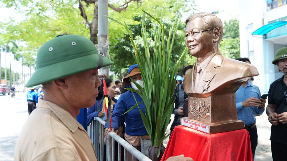 Người dân chờ tiễn đưa Tổng Bí thư Nguyễn Phú Trọng trên đường Lê Đức Thọ. Ảnh: Vân Nhi