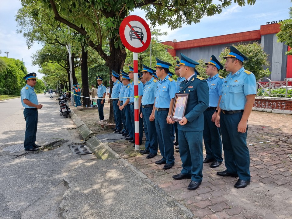 Tại đường Trần Duy Hưng, các chiến sĩ Sư đoàn 361, Quân chủng Phòng không Không quân tiễn đưa Tổng Bí thư Nguyễn Phú Trọng. Ảnh: Văn Trọng.