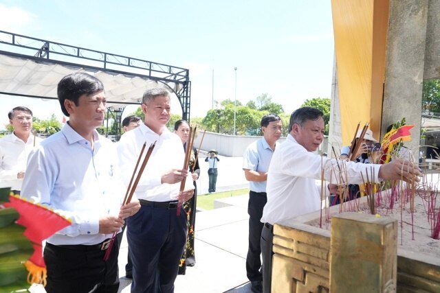 Phó Bí thư Thành ủy Nguyễn Văn Phong và Đoàn đại biểu TP Hà Nội dâng hương, tưởng niệm các anh hùng liệt sĩ tại Nghĩa trang Liệt sĩ quốc gia Đường 9. Ảnh: Hồng Thái