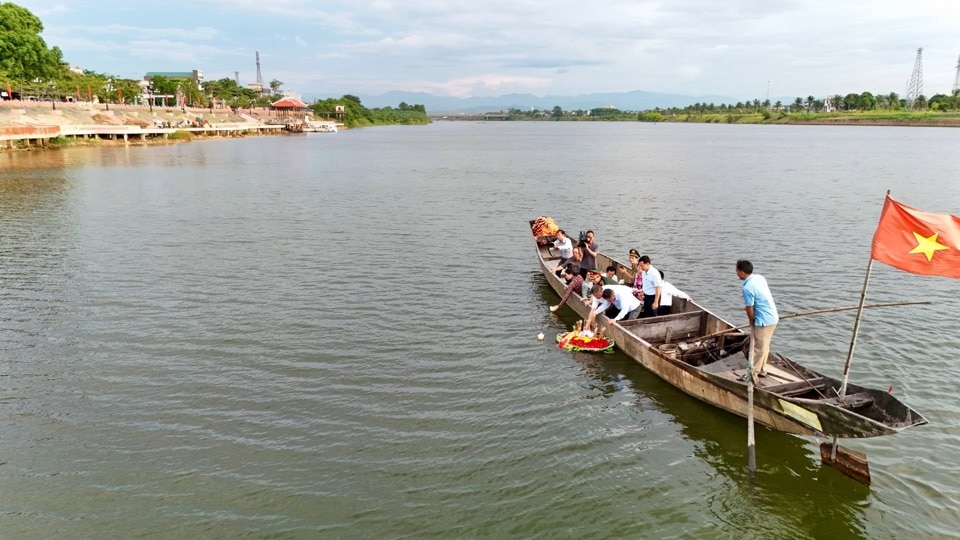 Đoàn đại biểu TP Hà Nội thả hoa trên sông Thạch Hãn tưởng nhớ các anh hùng liệt sĩ. Ảnh: Hồng Thái