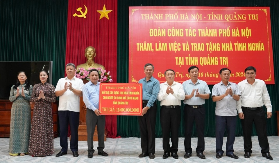 Phó Bí thư Thành ủy Hà Nội Nguyễn Văn Phong trao biển tượng trưng tặng 150 nhà tình nghĩa cho người có công với cách mạng tỉnh Quảng Trị. Ảnh Hồng Thái