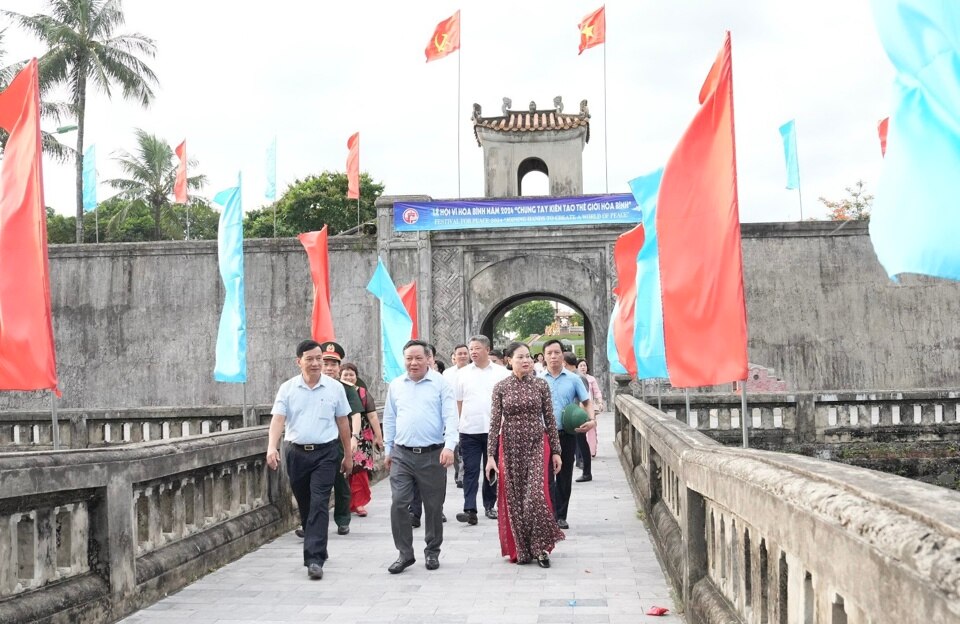 Đoàn đại biểu TP Hà Nội do Phó Bí thư Thành ủy Nguyễn Văn Phong dẫn đầu thực hiện hành trình về nguồn đến các địa chỉ đỏ, tưởng nhớ, dâng hương và tri ân các anh hùng liệt sĩ tại mảnh đất thiêng Quảng Trị. Ảnh Hồng Thái