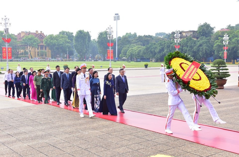 Đoàn đại biểu TP Hà Nội do Ủy viên Bộ Chính trị, Bí thư Thành ủy Bùi Thị Minh Hoài làm Trưởng đoàn vào Lăng viếng Chủ tịch Hồ Chí Minh.