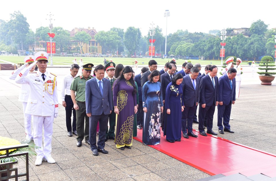 Đoàn đại biểu TP Hà Nội tưởng niệm Chủ tịch Hồ Chí Minh.