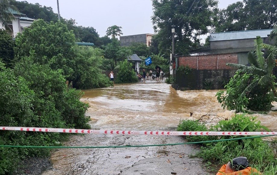 Hà Nội ghi nhận 1 trường hợp bị nước cuốn trôi khi đi qua ngầm tràn tại huyện Quốc Oai.