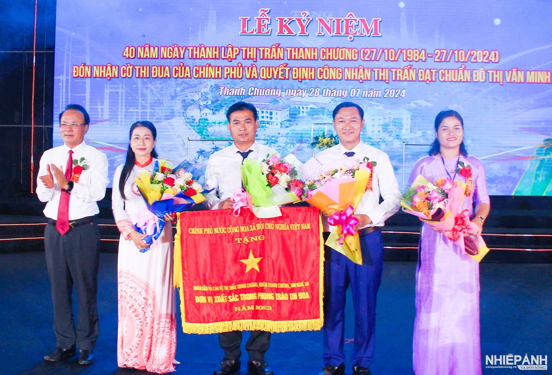 W_ong-nguyen-nam-dinh-uy-vien-ban-thuong-vu-tinh-uy-pho-chu-tich-thuong-truc-hdnd-tinh-trao-co-thi-dua-xuat-sac-cua-chinh-phu-cho-nhan-dan-va-can-bo-thi-tran-thanh-chuong.jpg