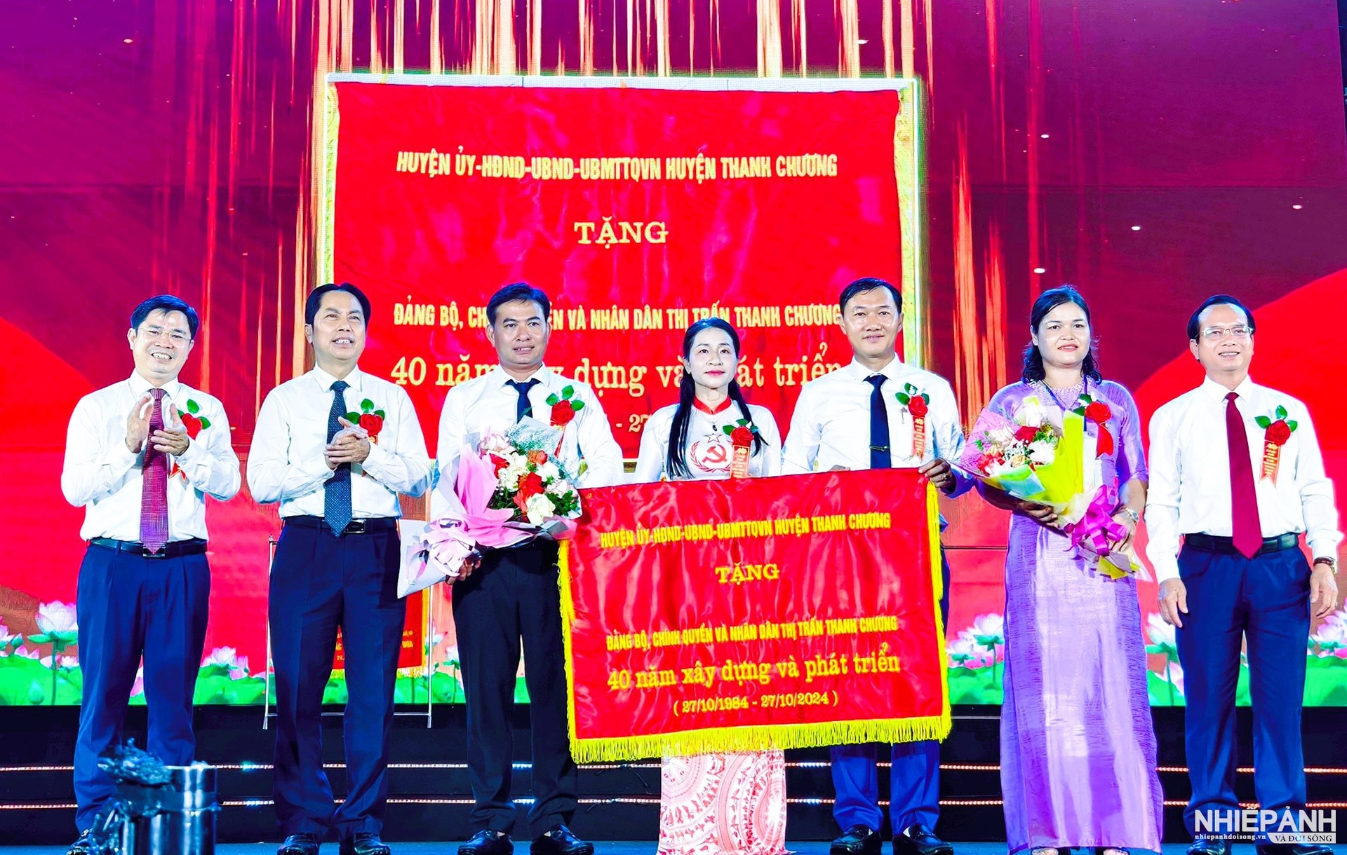 W_dong-chi-nguyen-nam-dinh-uy-vien-ban-thuong-vu-tinh-uy-pho-chu-tich-thuong-truc-hdnd-tinh-trao-co-thi-dua-xuat-sac-cua-chinh-phu-cho-nhan-dan-va-can-bo-thi-tran-thanh-chuong.(1).jpg