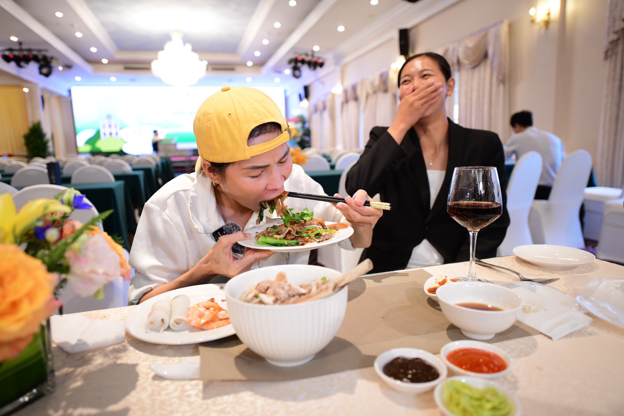 YouTuber Nga Sumo chinh phục tô phở khổng lồ tại tiệc buffet phở 12 món- Ảnh 5.