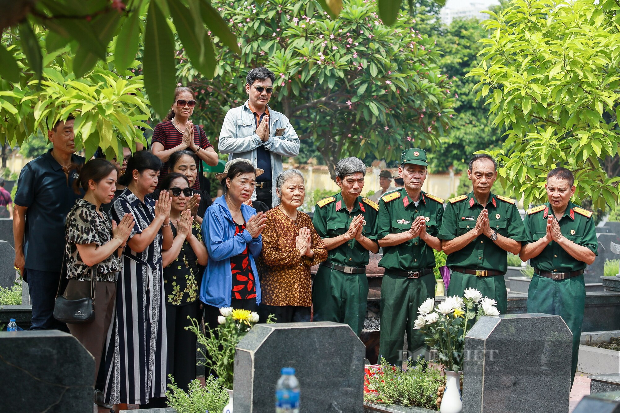 Cảnh người dân kính cẩn, nghiêng mình dâng hương tri ân các anh hùng liệt sĩ tại nghĩa trang Mai Dịch- Ảnh 6.