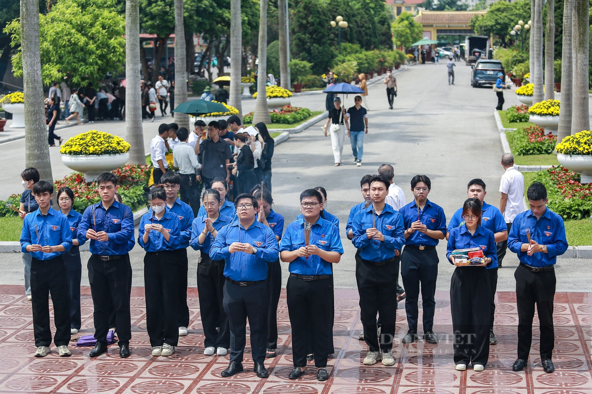 Cảnh người dân kính cẩn, nghiêng mình dâng hương tri ân các anh hùng liệt sĩ tại nghĩa trang Mai Dịch- Ảnh 9.