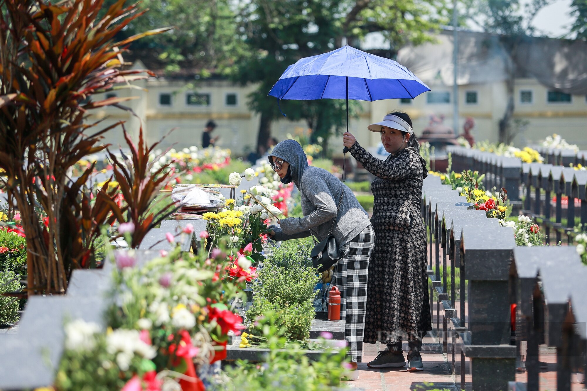 Cảnh người dân kính cẩn, nghiêng mình dâng hương tri ân các anh hùng liệt sĩ tại nghĩa trang Mai Dịch- Ảnh 12.