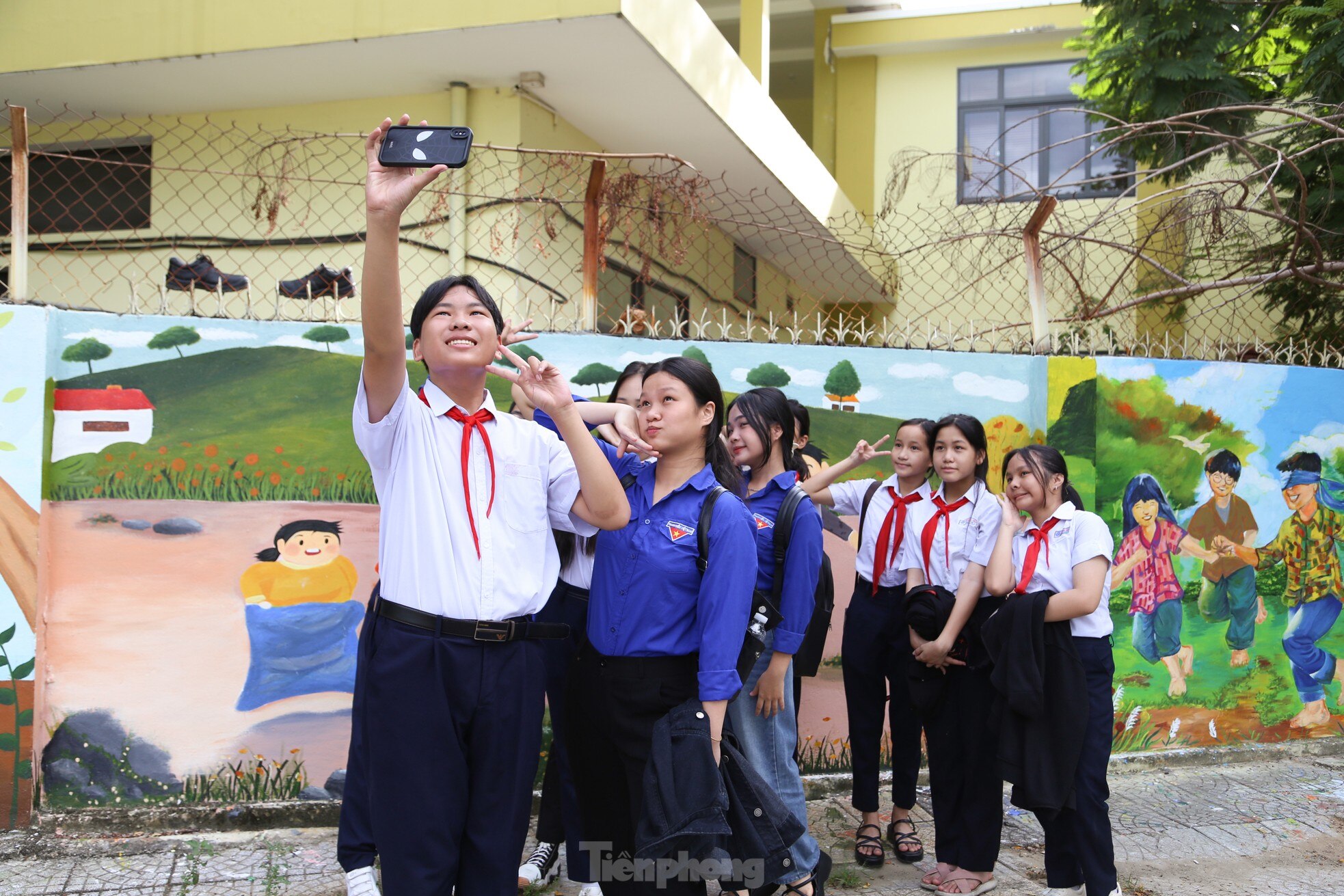 Hào hứng check-in con đường bích họa Ký ức tuổi thơ ở Đà Nẵng ảnh 11