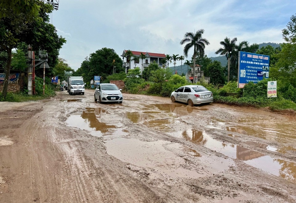 Nhiều vị trí trên tuyến đường 35 hiện đang xuống cấp nghiêm trọng.