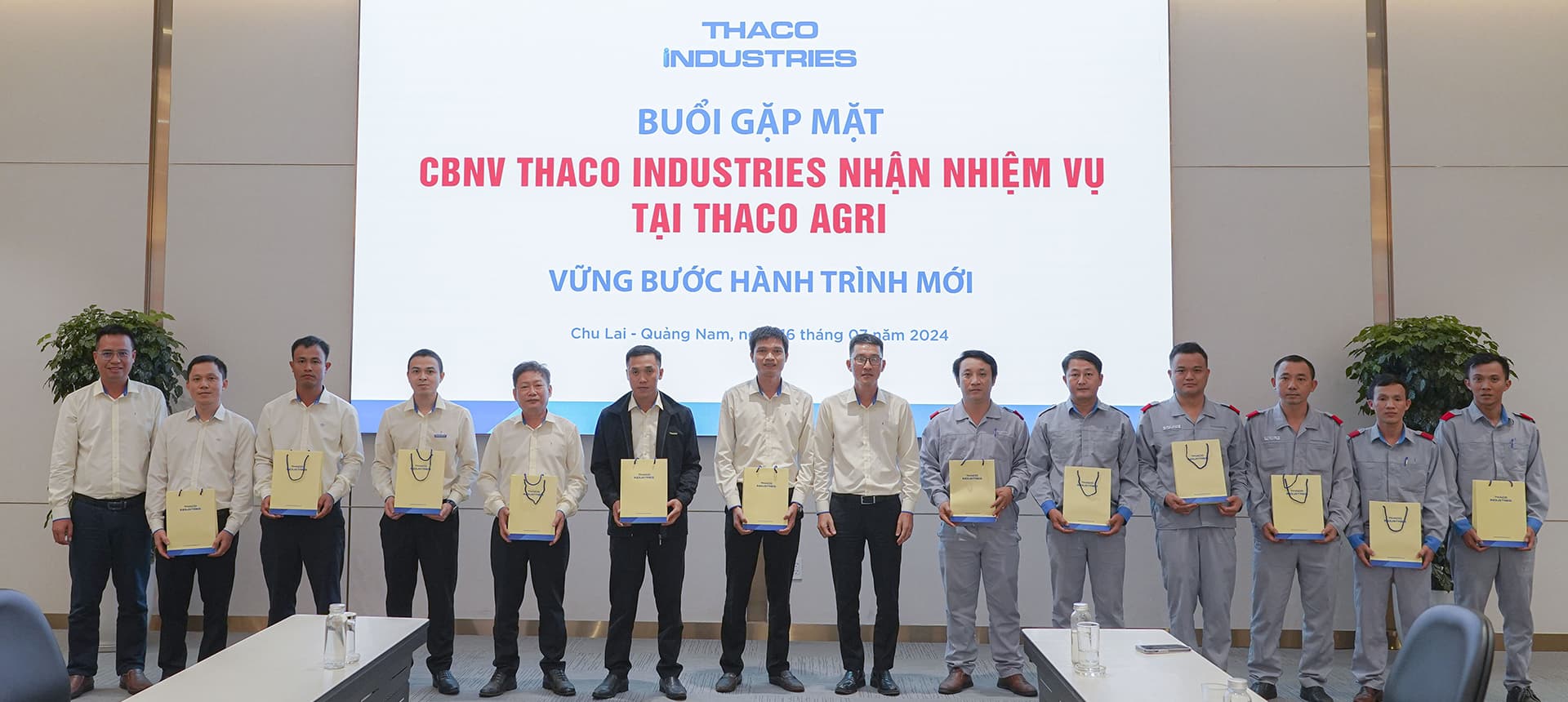 Ban Lãnh đạo THACO INDUSTRIES tặng quà cho CBNV