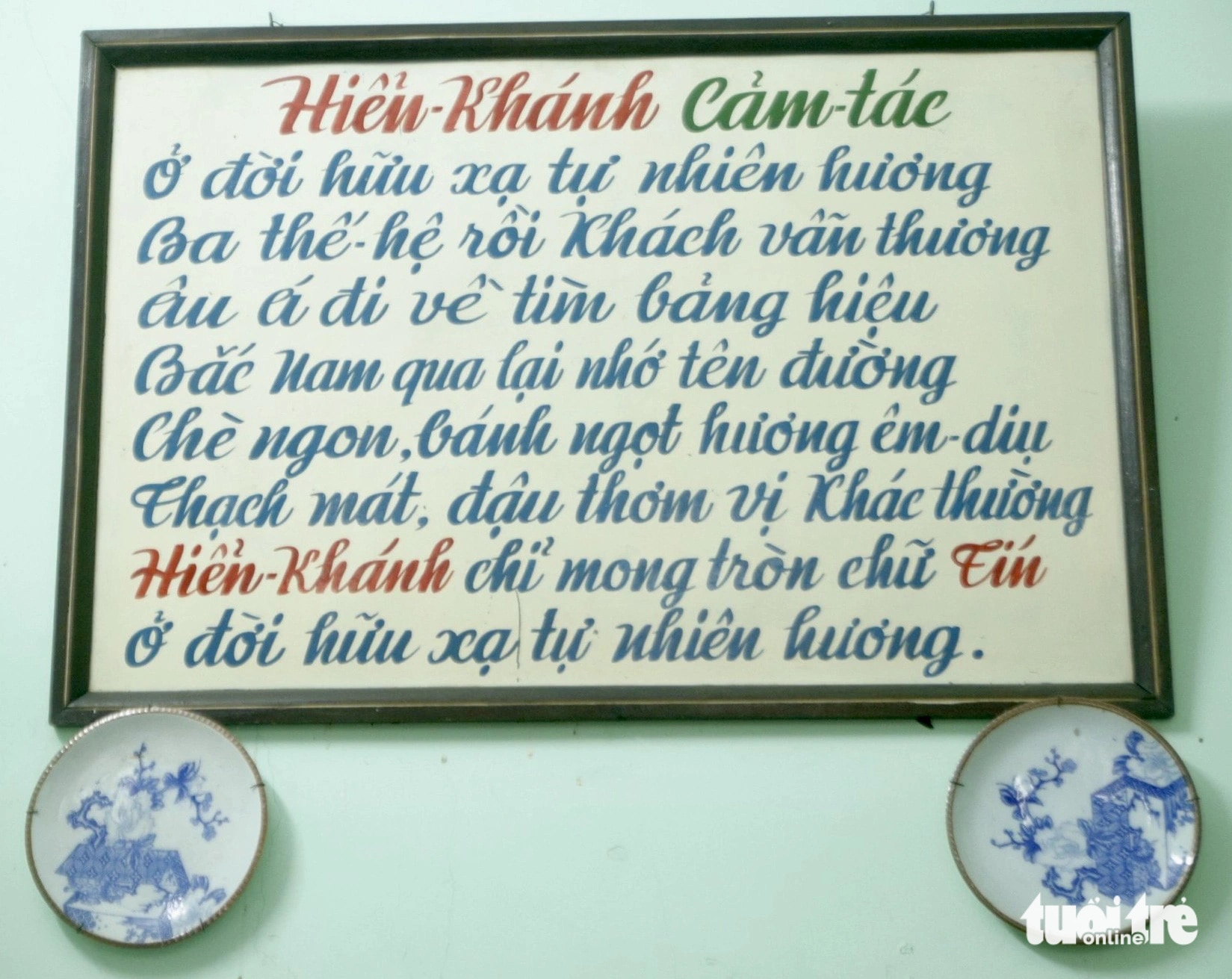 Bài thơ Hiển Khánh cảm - tác của ông Quý Quyền vẫn còn treo trên tường ở quán chè - Ảnh: HỒ LAM