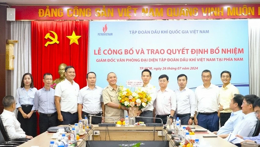 Tập thể lãnh đạo, CBNV PQPOC tặng hoa chúc mừng tân Giám đốc Văn phòng đại diện Tập đoàn tại phía Nam