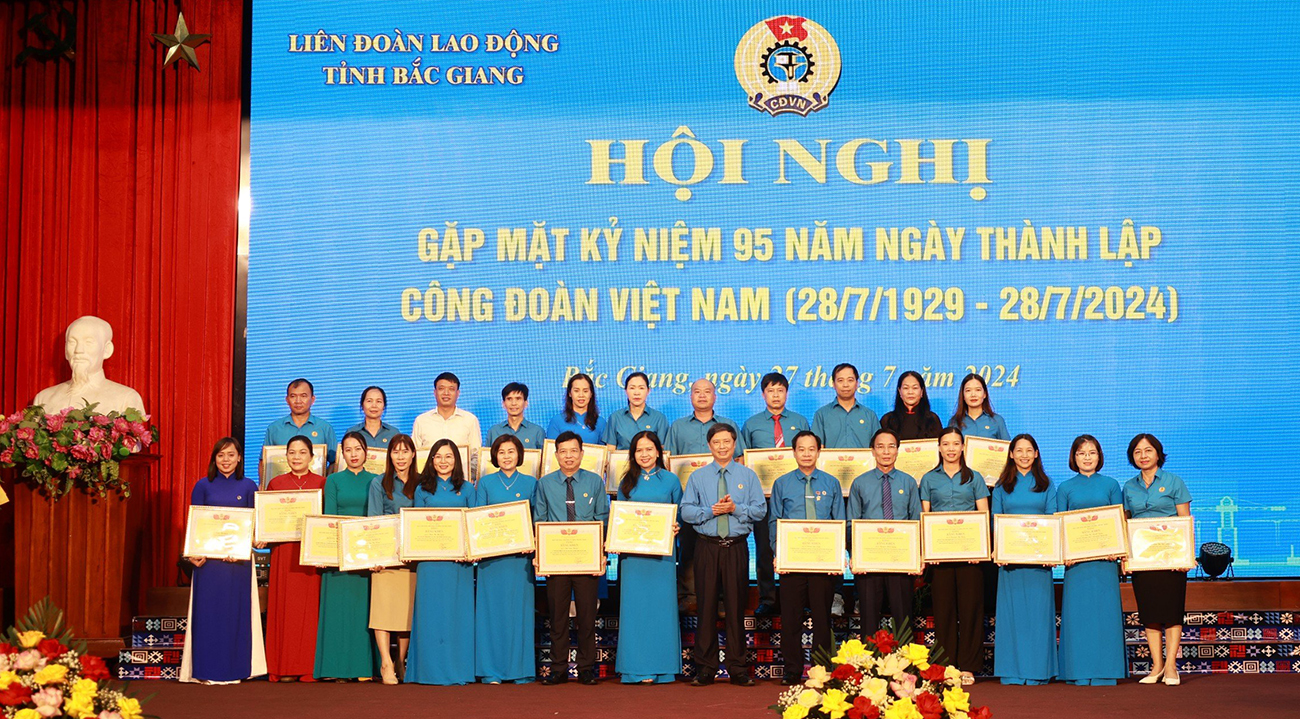 Bắc Giang: Gặp mặt kỷ niệm 95 năm Ngày thành lập Công đoàn Việt Nam -0