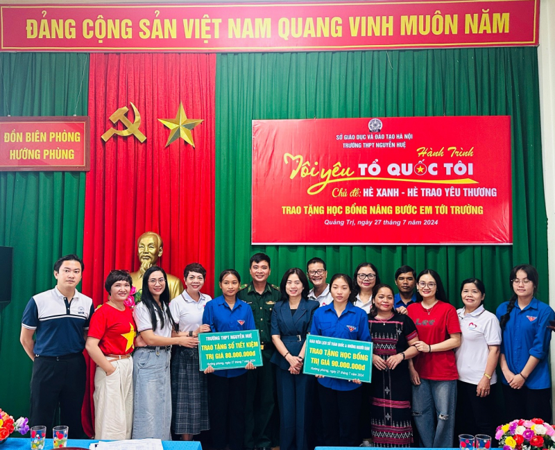 Đoàn giáo viên môn Lịch sử toàn quốc tặng quà cô, trò nghèo biên giới Việt-Lào  -0