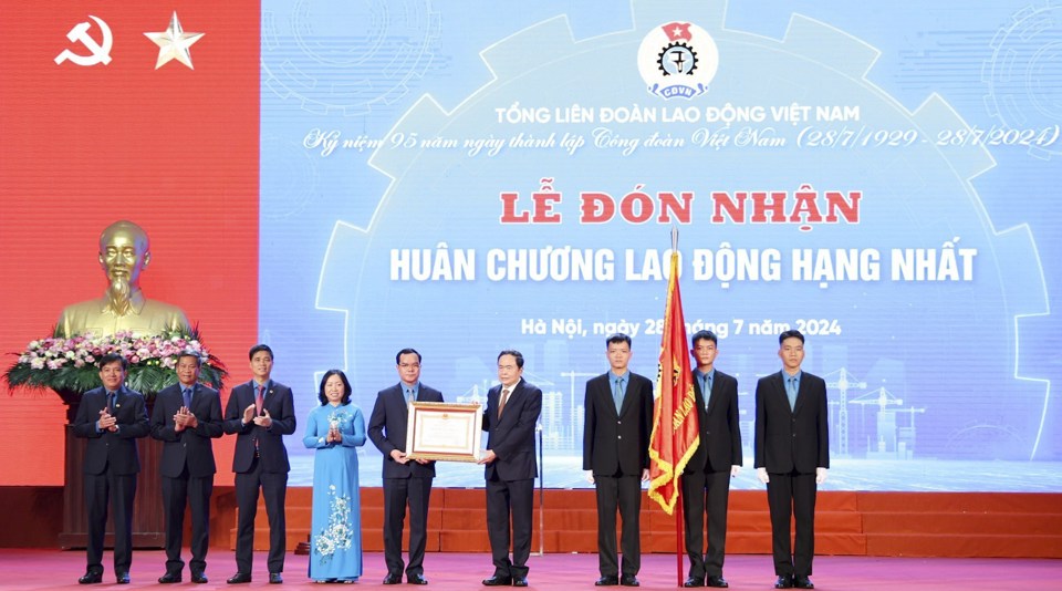 Chủ tịch Quốc hội Trần Thanh Mẫn trao Huân chương Lao động hạng Nhất cho Tổng LĐLĐ Việt Nam.  Ảnh: TTXVN