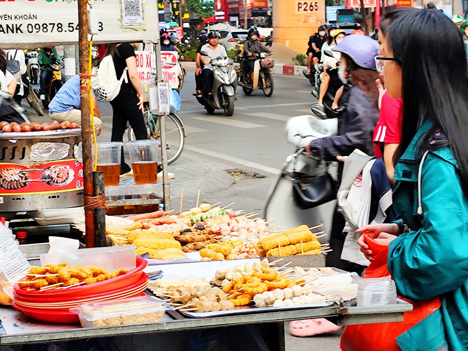 Món ăn quà vặt không rõ nguồn gốc xuất xứ bán tràn lan trên các cung đường, ngõ phố.