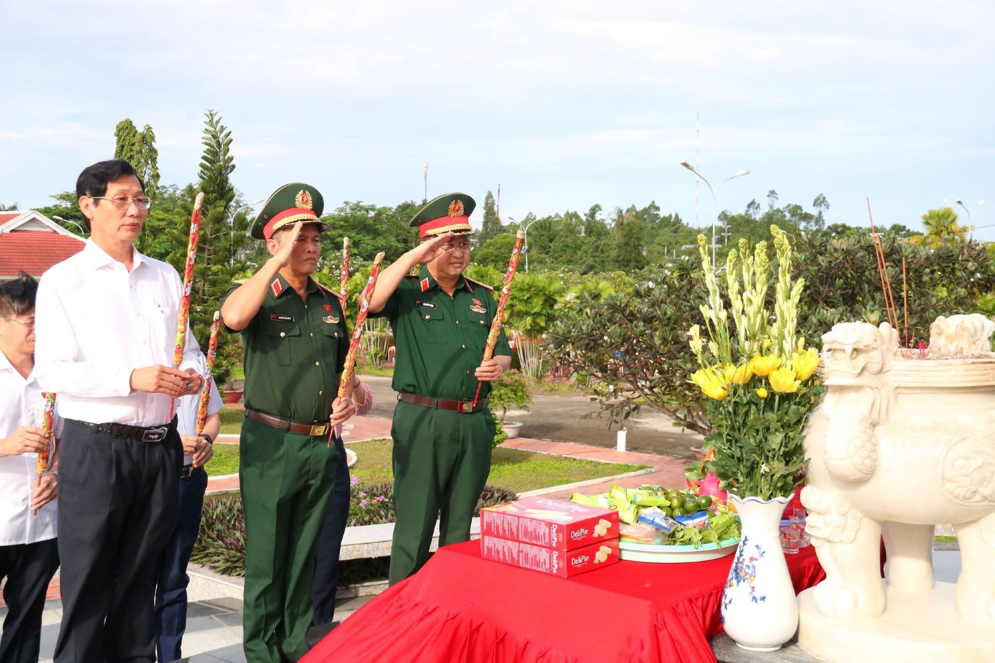 Đoàn khảo sát Ủy ban Quốc phòng và An ninh dâng hương tri ân các Anh hùng Liệt sĩ tại An Giang