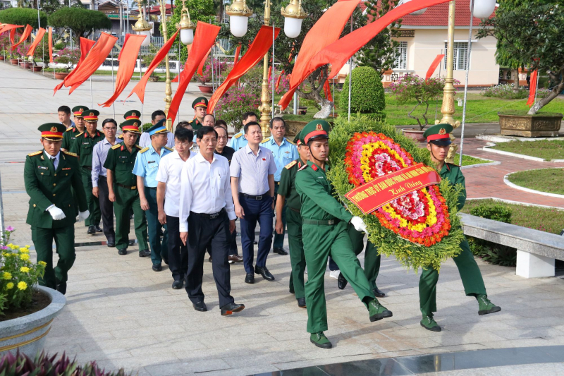 Đoàn khảo sát Ủy ban Quốc phòng và An ninh dâng hương tri ân các Anh hùng Liệt sĩ tại An Giang