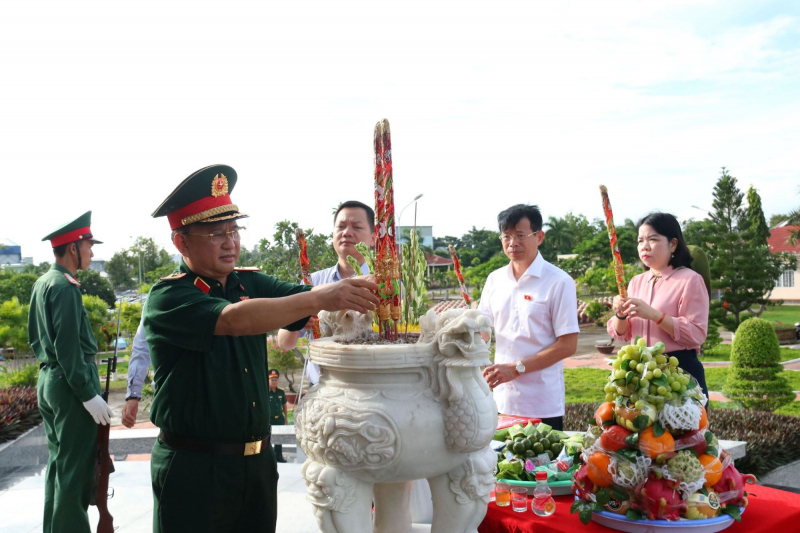 Đoàn khảo sát Ủy ban Quốc phòng và An ninh dâng hương tri ân các Anh hùng Liệt sĩ tại An Giang