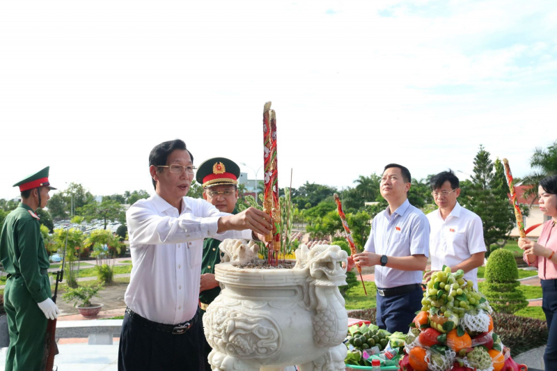 Đoàn khảo sát Ủy ban Quốc phòng và An ninh dâng hương tri ân các Anh hùng Liệt sĩ tại An Giang