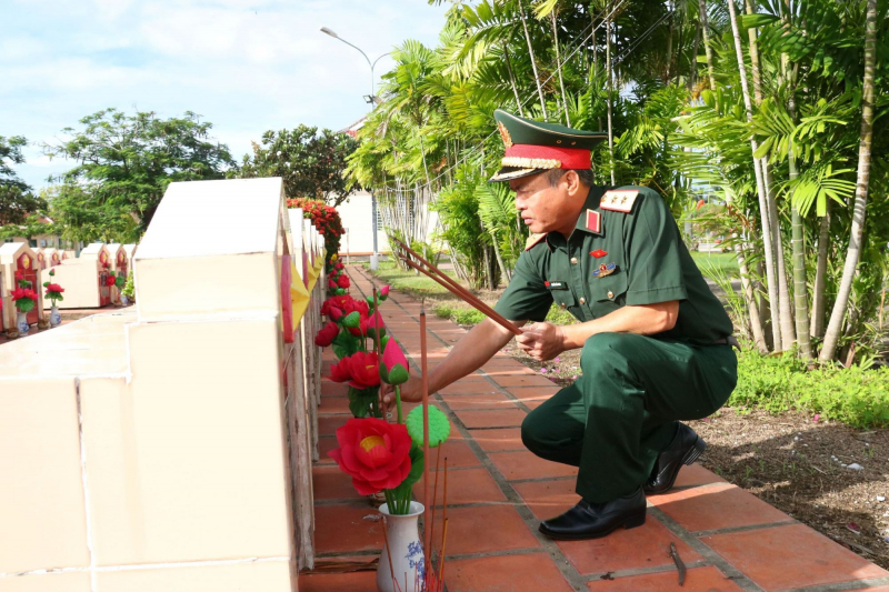 Đoàn khảo sát Ủy ban Quốc phòng và An ninh dâng hương tri ân các Anh hùng Liệt sĩ tại An Giang