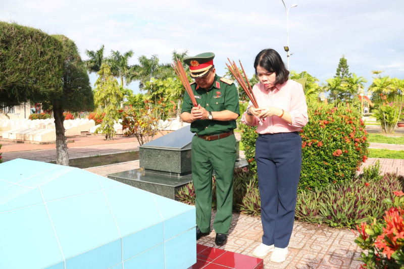 Đoàn khảo sát Ủy ban Quốc phòng và An ninh dâng hương tri ân các Anh hùng Liệt sĩ tại An Giang