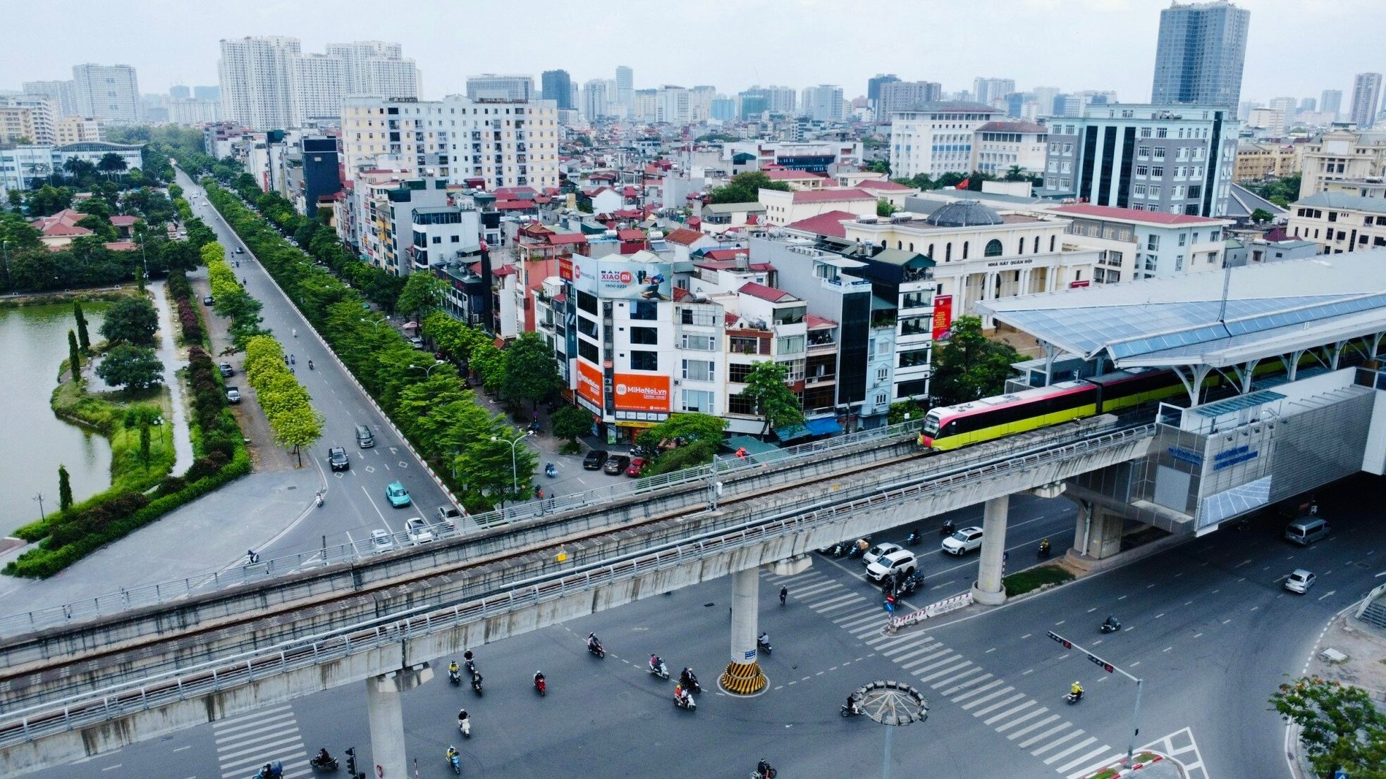 Hết miễn phí, metro Nhổn - ga Hà Nội vẫn ‘hút khách’ ngày cuối tuần ảnh 1