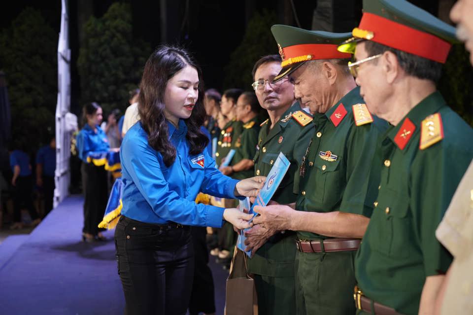  Tuổi trẻ Thủ đô đã trao tặng quà tới đối tượng chính sách, thương, bệnh binh để tỏ lòng biết ơn sâu sắc sự hi sinh xương, máu của các chiến sĩ, thanh niên xung phong