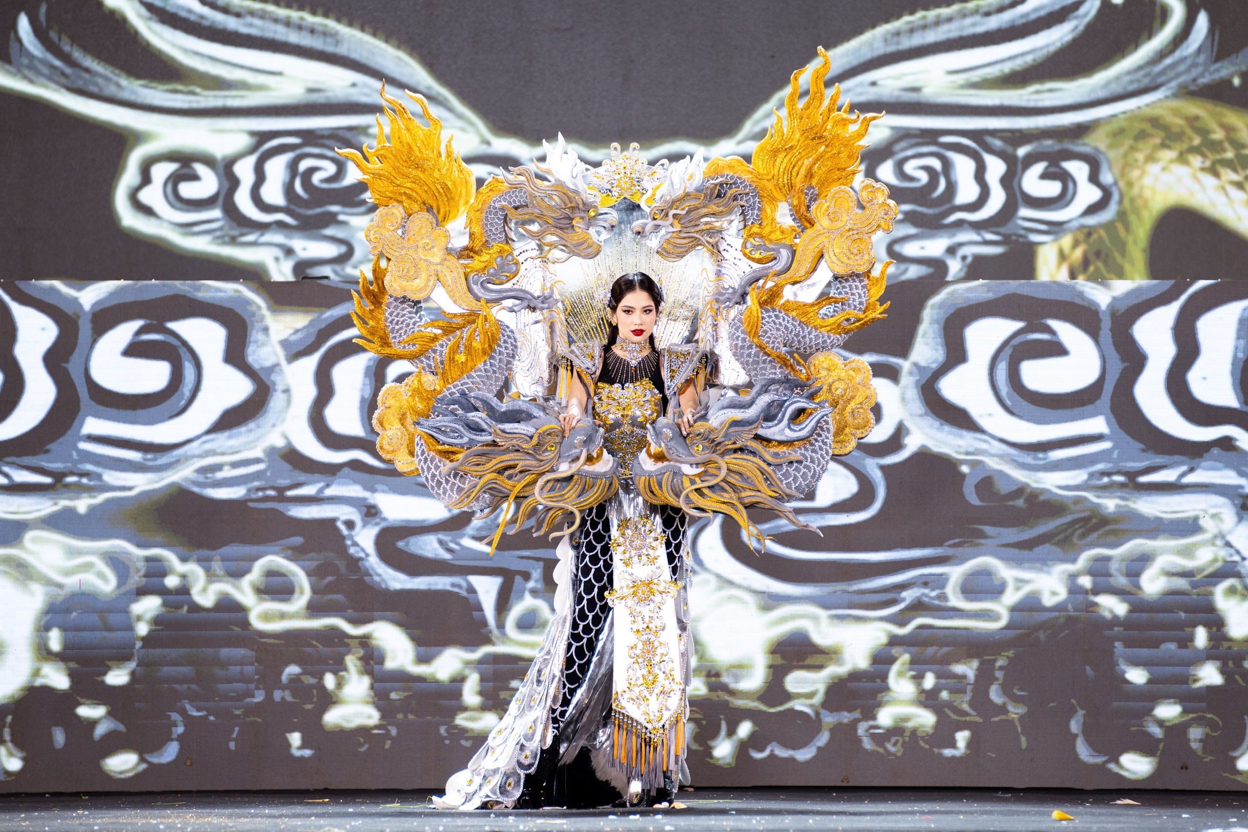 Độc lạ những màn trình diễn National Costume ở Miss Grand Vietnam 2024- Ảnh 4.