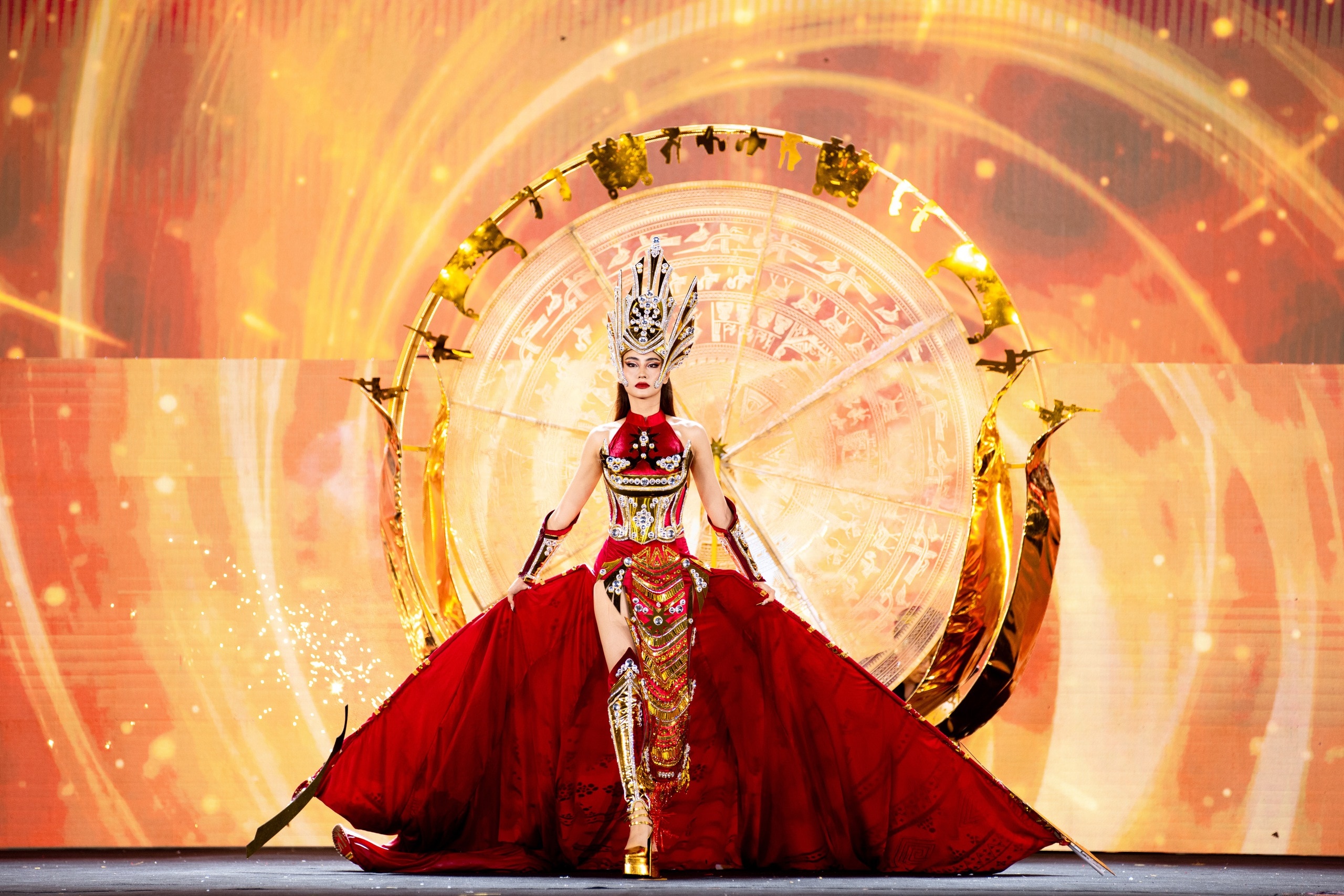 Độc lạ những màn trình diễn National Costume ở Miss Grand Vietnam 2024- Ảnh 23.