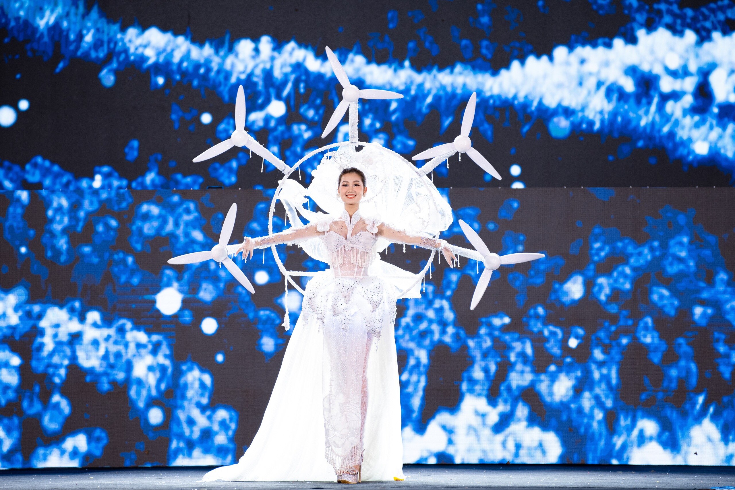 Độc lạ những màn trình diễn National Costume ở Miss Grand Vietnam 2024- Ảnh 27.