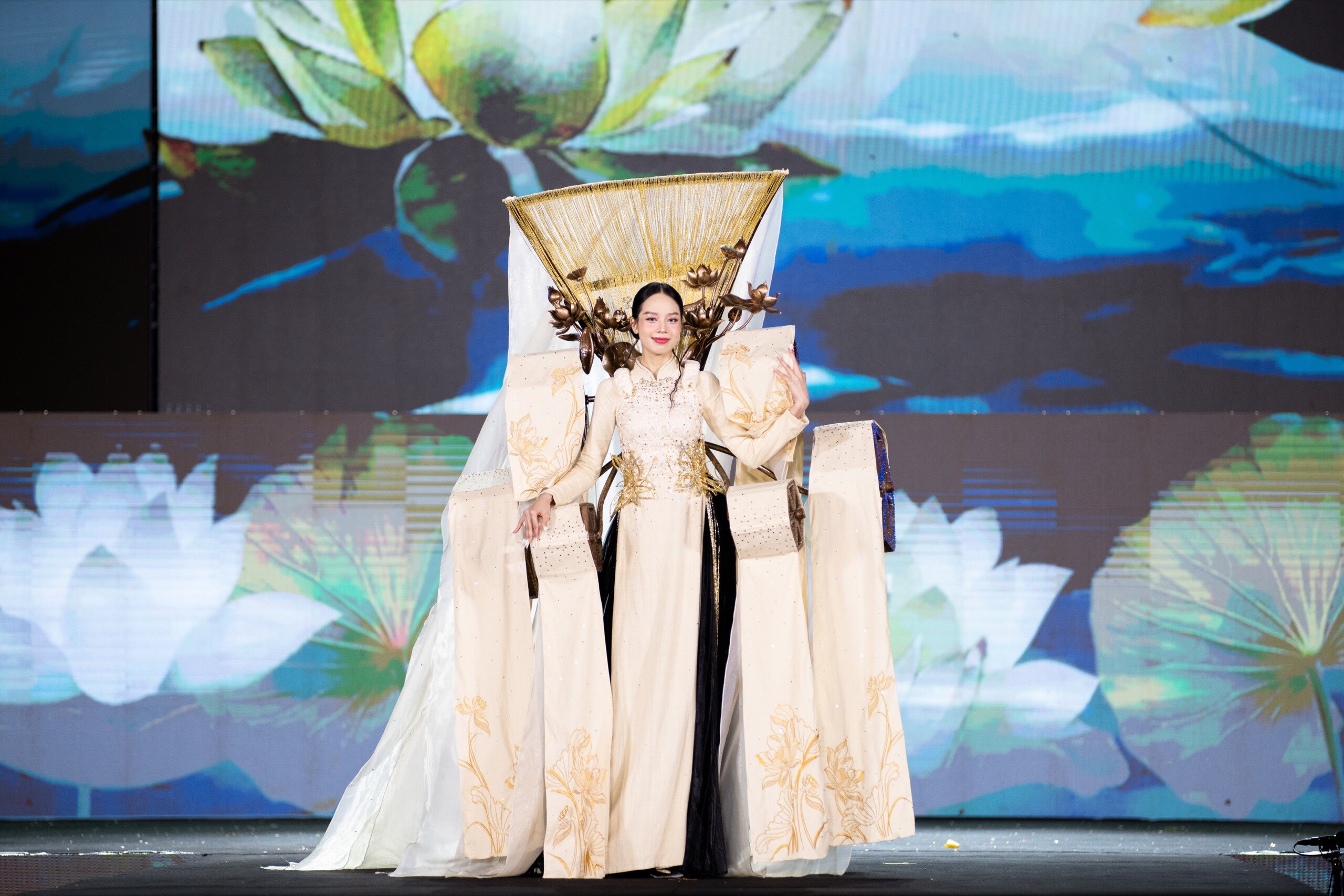 Độc lạ những màn trình diễn National Costume ở Miss Grand Vietnam 2024- Ảnh 34.